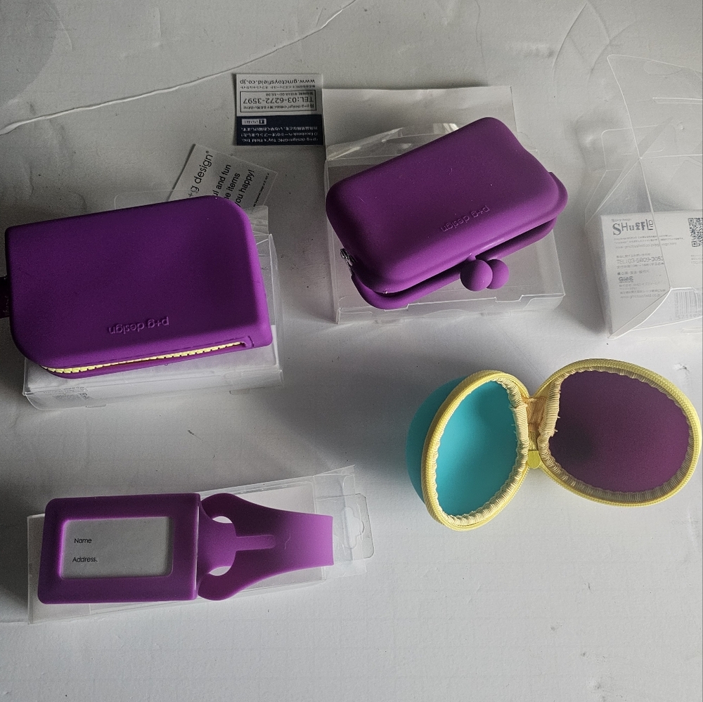 Set of 4 stylish, water-resistant silicone pouches